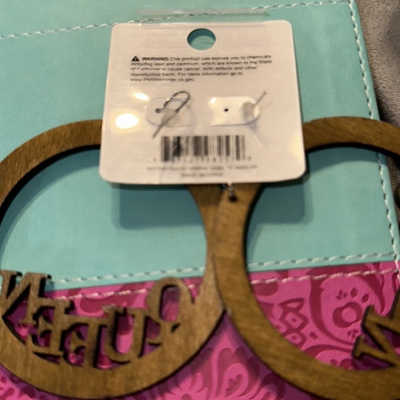 NWT Isabella wooden big hoops says queen on both Pierced backs cute 🥰 - Picture 2 of 4